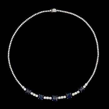 COLLIER, fem ovalslipade blå safirer, tot. 10.88 ct, med briljantslipade diamanter, tot. 7.86 ct.