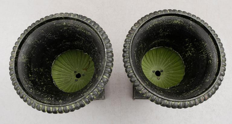 TRÄDGÅRDSURNOR, 1 par, gjutjärn, 1900-/2000-tal.