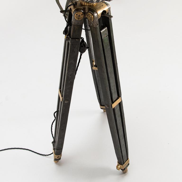 Golvlampa, bestående av olika delar från 1900-talet.