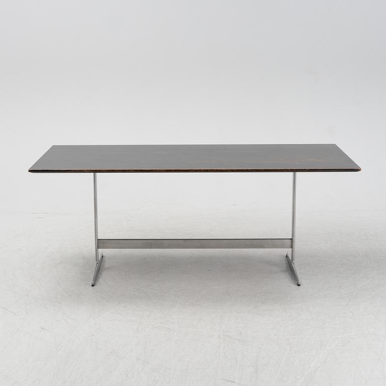 A Shaker table by Arne Jacobsen for Fritz Hansen, dated 1980.