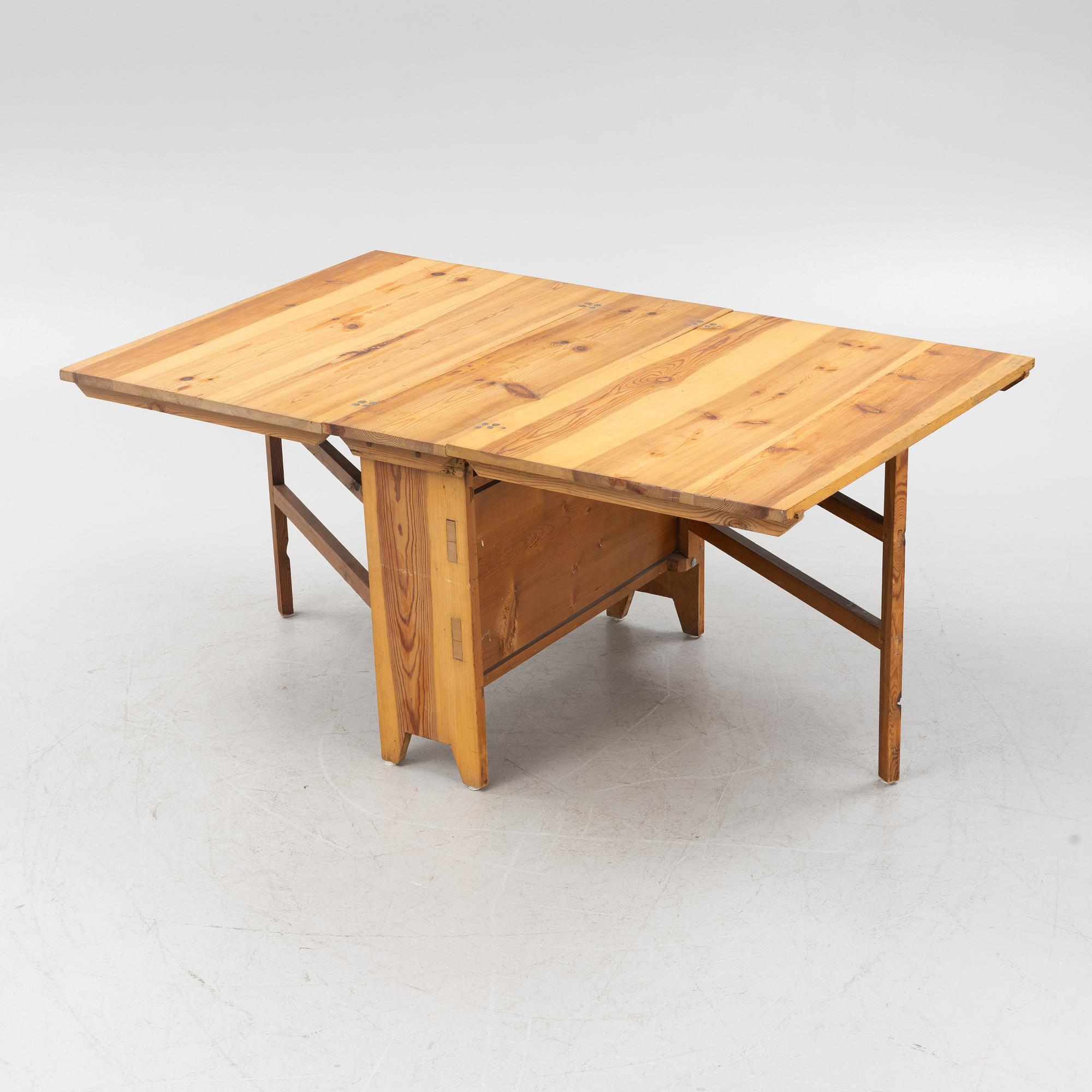 A pine gateleg table, 19th Century.