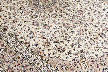 A Keshan carpet, approx. 398 x 295 cm.
