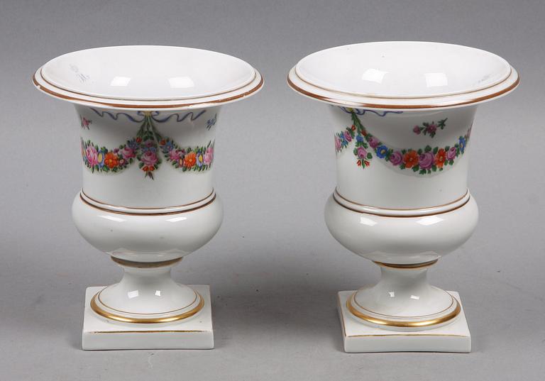 URNOR, ett par. Porslin, 1800-tal.