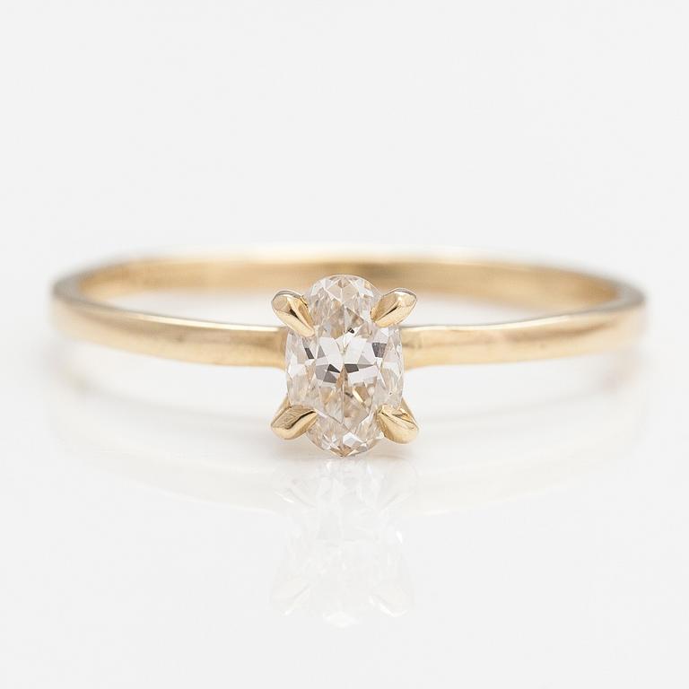 Ring, 14K guld och oval diamant ca 0.37 ct. Med AIG-certifikat.