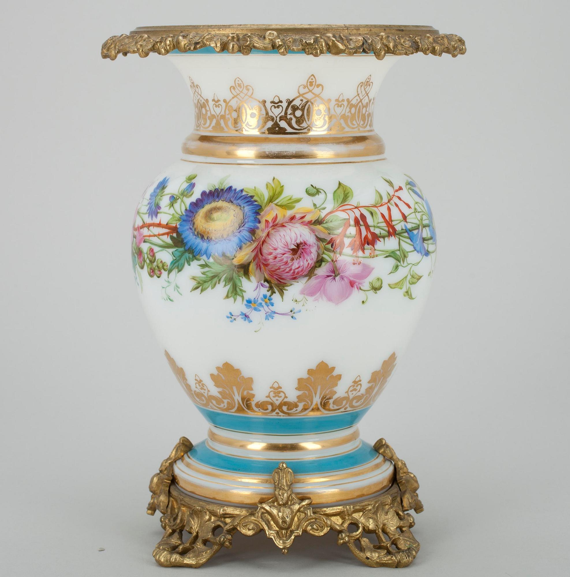 URNA, opalglas och brons, 1800-tal.