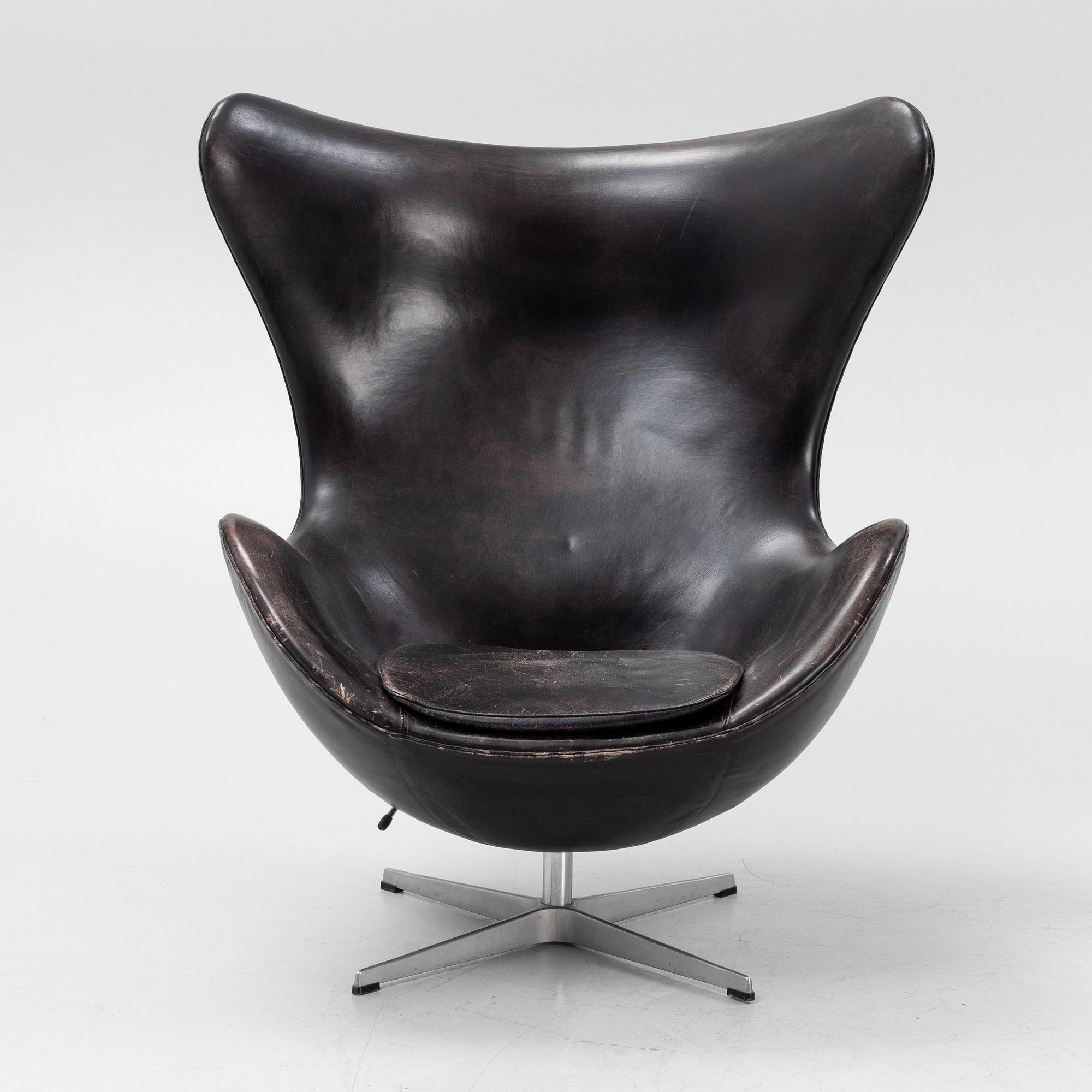 A leather upholsterd 'Egg chair' by Arne Jacobsen.