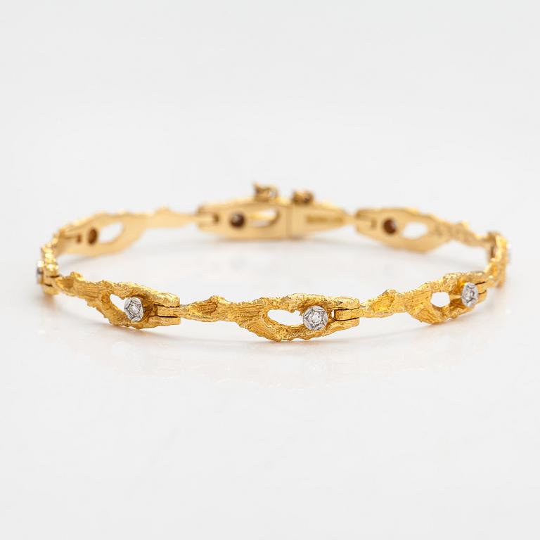 Björn Weckström, An 18K gold bracelet "Diamond pond" with diamonds ca. 0.16 ct in total. Lapponia 1974.