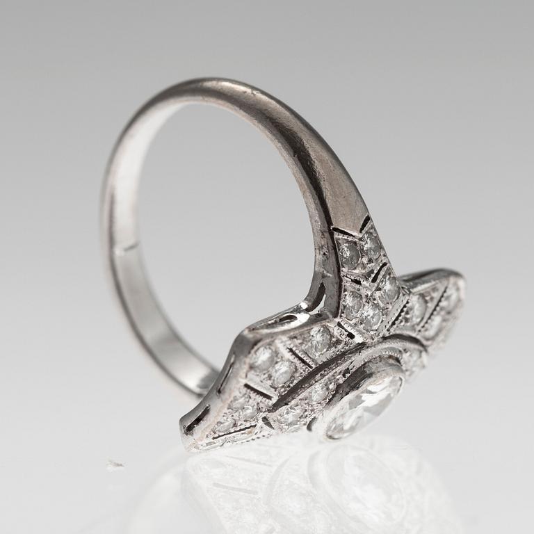 SORMUS, 9K valkokultaa, briljanttihiottuja timantteja n. 1.00 ct. Keskikivi n. 0.45 ct. Koko 16-. Paino 3 g.