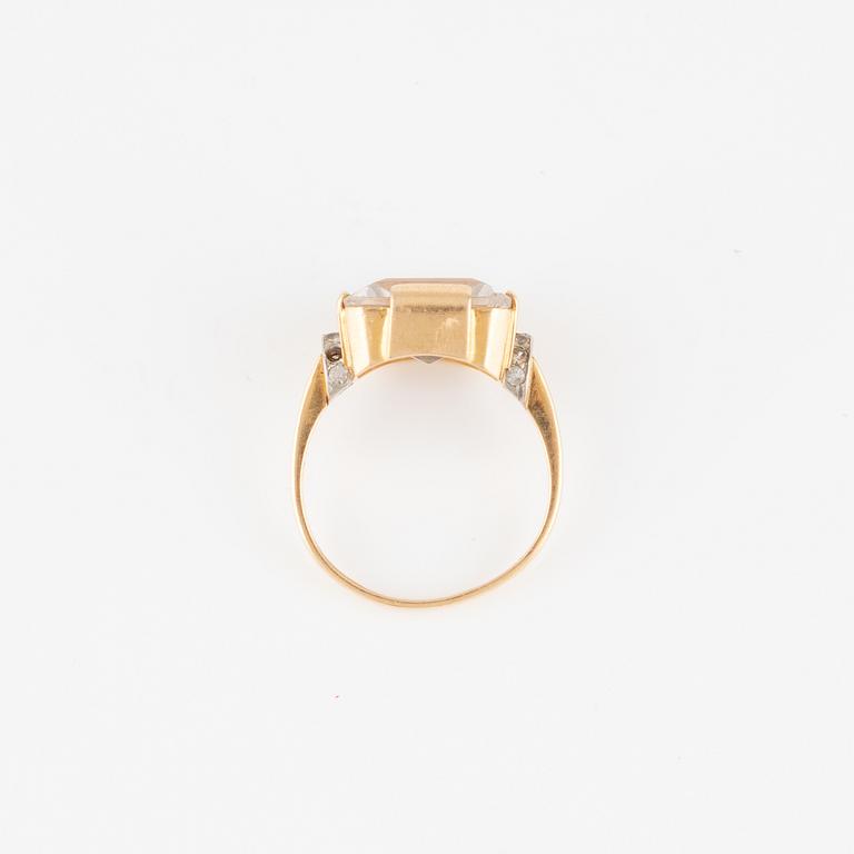 Ring in 18K gold with a quartz crystal and small white stones.