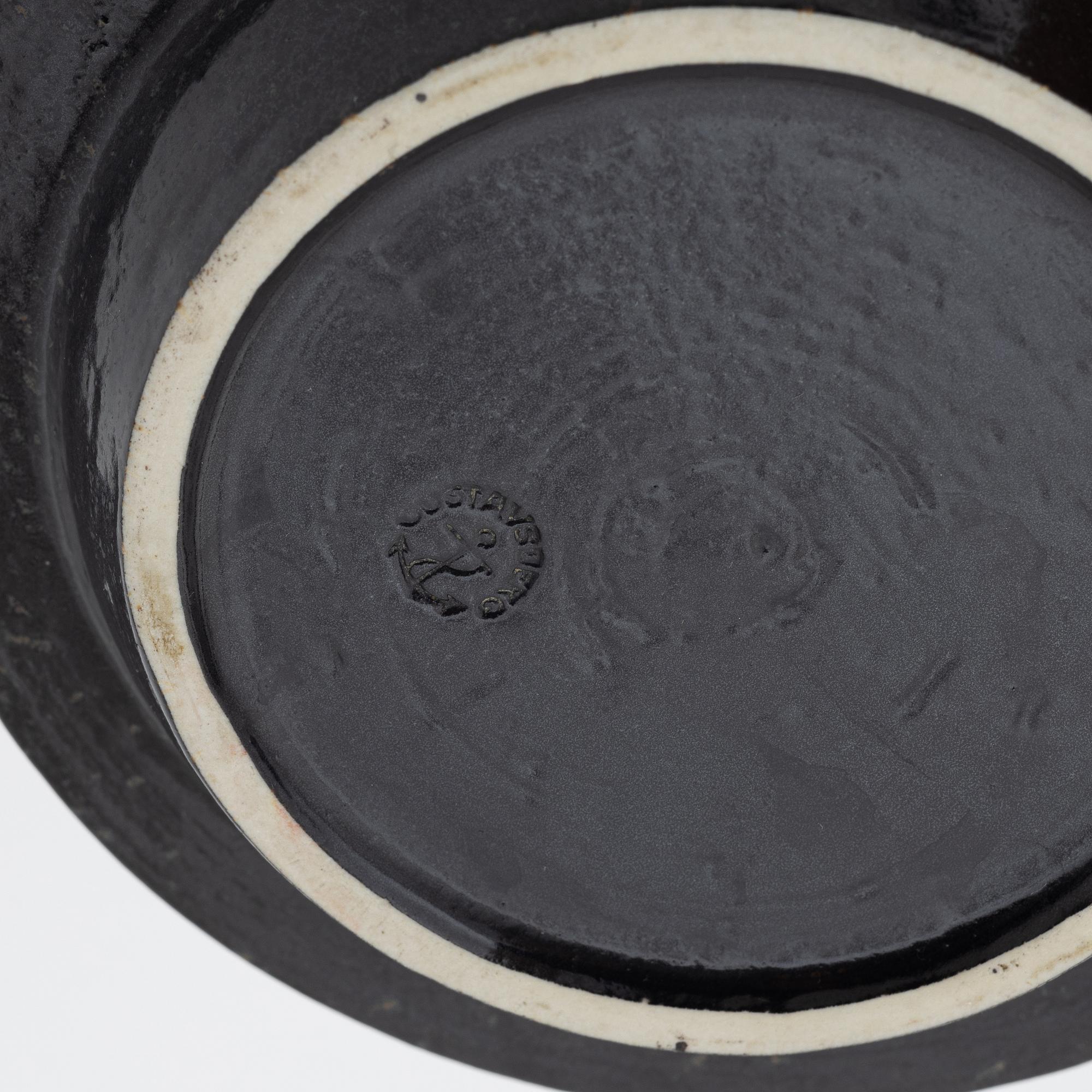 Britt-Louise Sundell, vas samt två fat, stengods, Gustavsberg, 1960/70-tal.