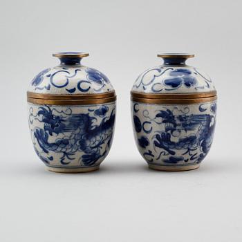 LOCKDOSOR, 1 par, porslin, Kina omkring 1900 (Shunzhi märke 1644-1661).