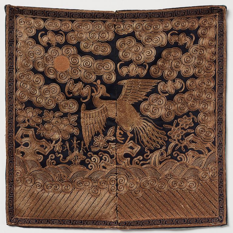 Ämbetsmanna insignia, fyra stycken, broderat siden. Qingdynastin, 1800-tal.