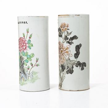 A pair of Chinese vases, 20th century.