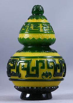 VAS med LOCK, Pekingglas, 1900-/2000-tal.