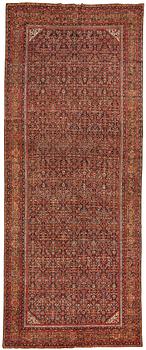 285. A carpet, an antique Feraghan, ca 579,5 x 234,5 cm.