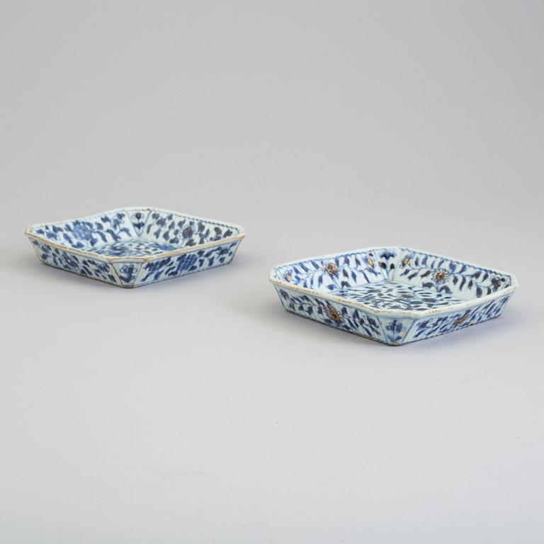 A pair of blue and white dishes, Qing dynasty, Kangxi (1662-1722).