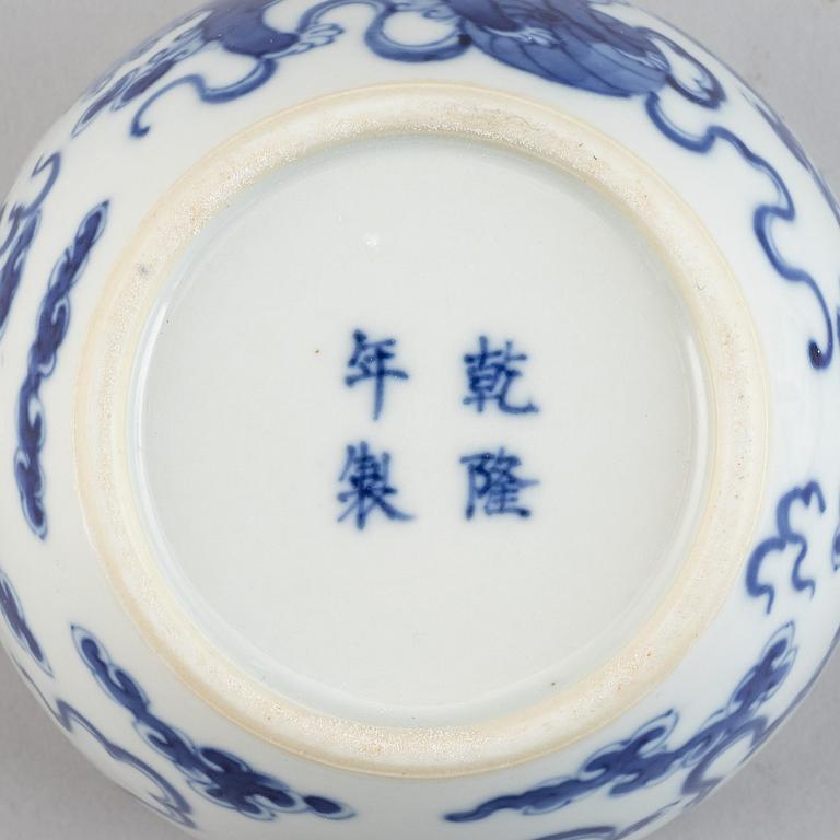 A Chinese blue and white porcelain teapot, late Qing dynasty, late 19th century.