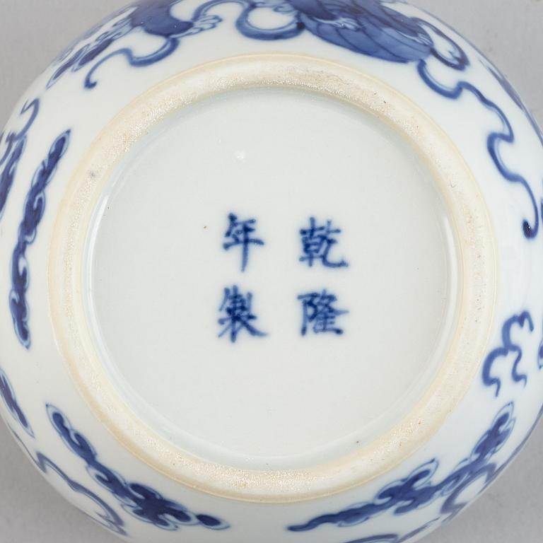 A Chinese blue and white porcelain teapot, late Qing dynasty, late 19th century.