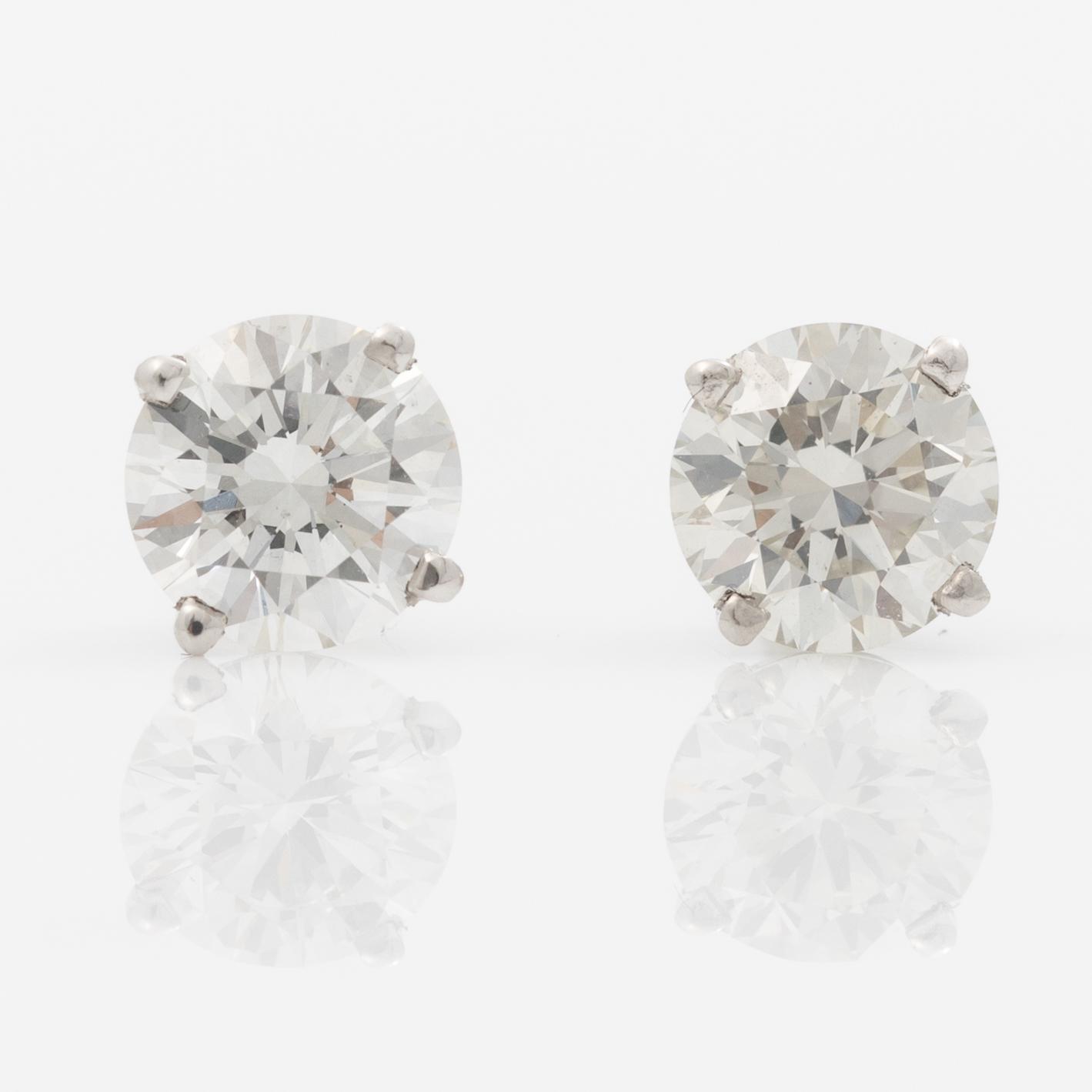 Earrings, a pair, 18K white gold set with round brilliant-cut diamonds totalling 1.03 ct, accompanied by a GIA dossier.