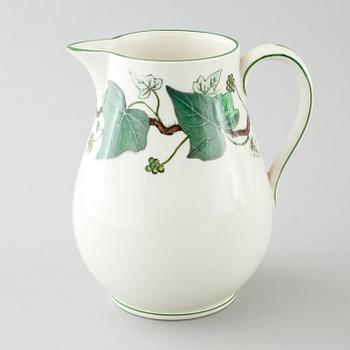 22 pieces of "Napoleon Ivy" in earthenware, made by Wedgewood, 20th century.