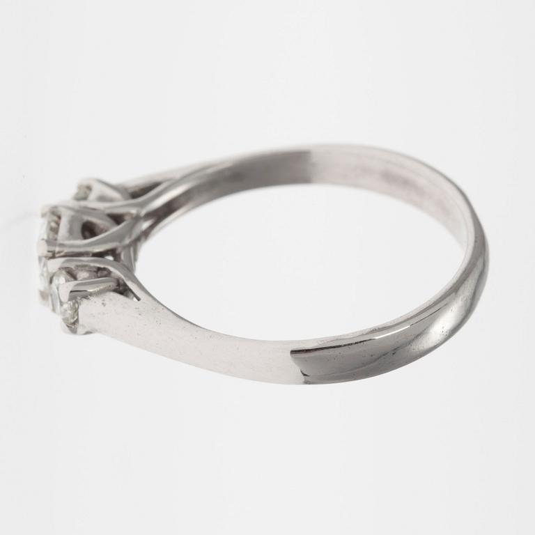 RING, vitguld 14K, 3 diamanter, 0,32ct + 2x0,11 ct, tillsammans 0,54 ct, totalvikt 3,2 g.