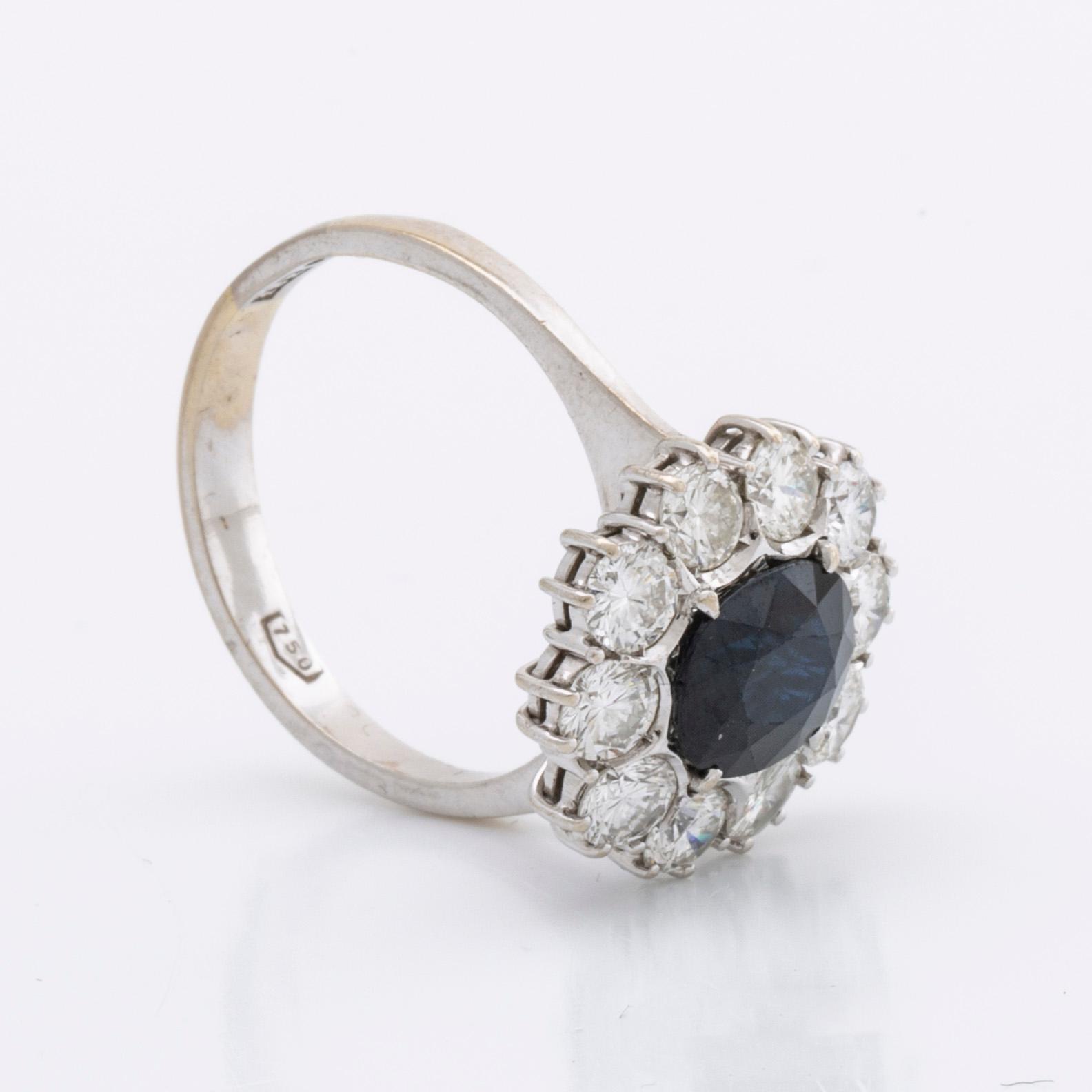 SAPPHIRE RING 18K whitegold 1 sapphire approx 9 x 7 mm and brilliant-cut diamonds approx 1,5 ct.