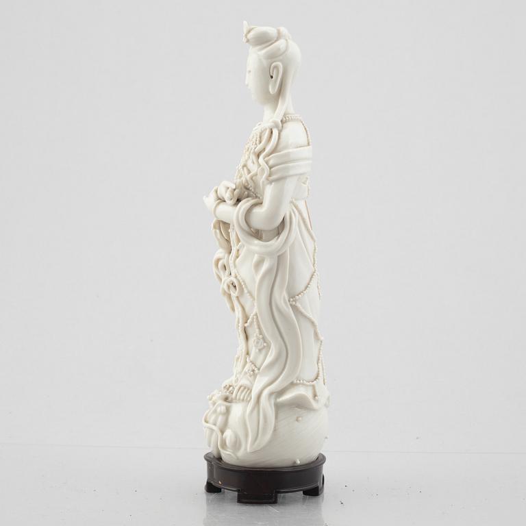 A Chinese blanc de Chine porcelain Guanyin figure, 20th century.