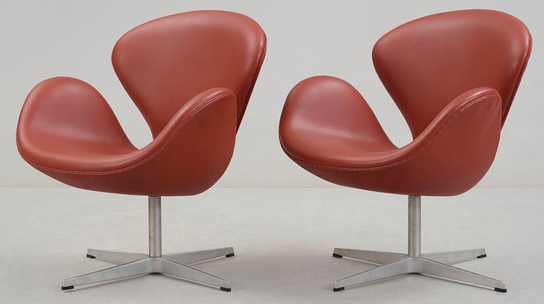 An Arne Jacobsen red leather 'Swan' chair, Fritz Hansen, Denmark 2001.