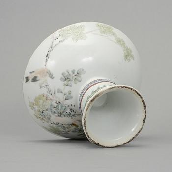 SKÅL PÅ FOT, porslin, Kina, 18/1900-tal.