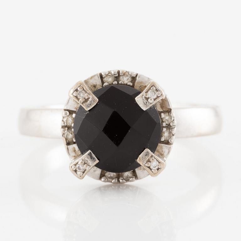 Ring, 18K white gold with a checker-cut black stone and small brilliant-cut diamonds.