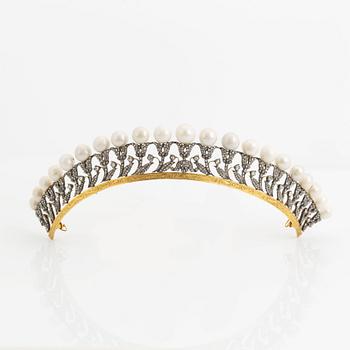 Garnityr bestående av en tiara, en collier, en brosch och ett par örhängen i orginaletui, 1800-tal.