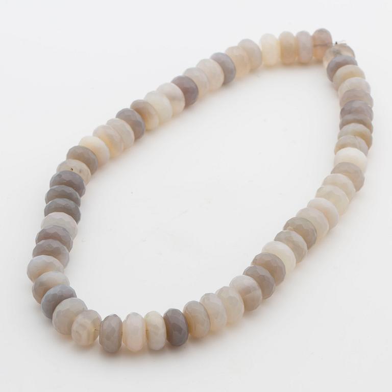 Collier with faceted agate beads.