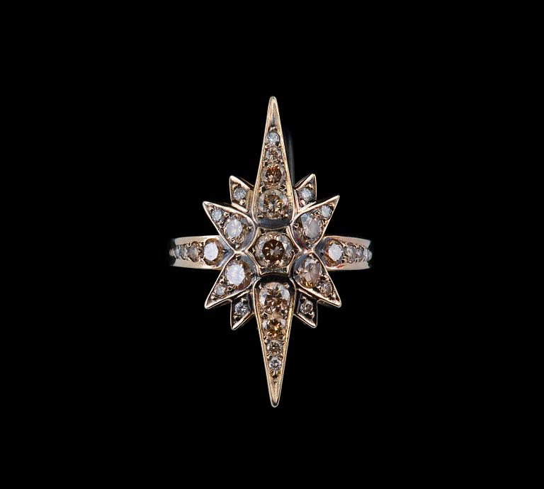 A RING, brilliant cut diamonds c. 1.20 ct. "champagne" vs-si. 18K gold. Size 17,5. Weight 6,3 g.