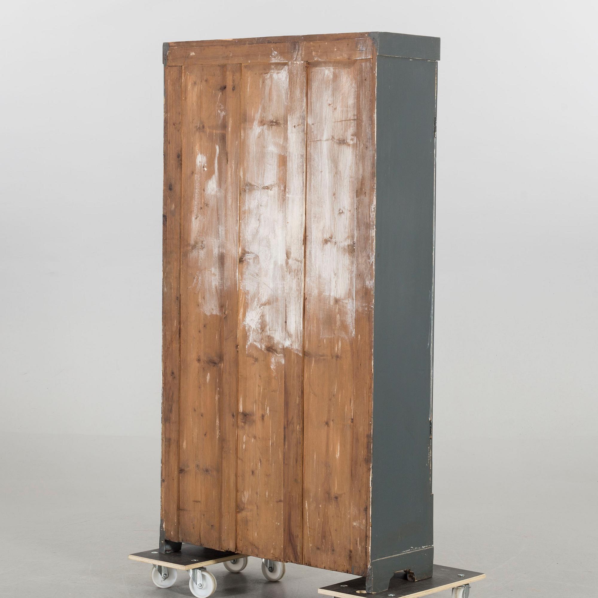 A CUPBOARD, FIRST HALF OF 20TH CENTURY,