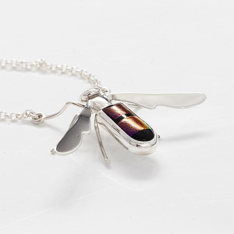 A sterling silver necklace "Stinger" with dichroic glass. Ru Runeberg 2019.