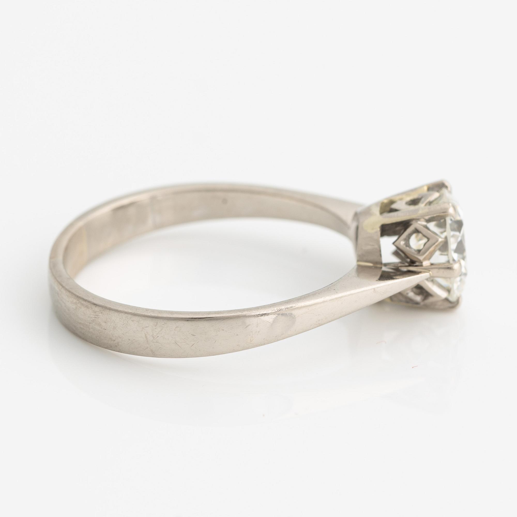 Ring in 18K white gold with a round brilliant-cut diamond.