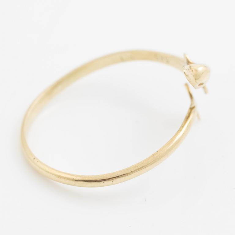 Ring, 14K gold in the shape of a dolphin.