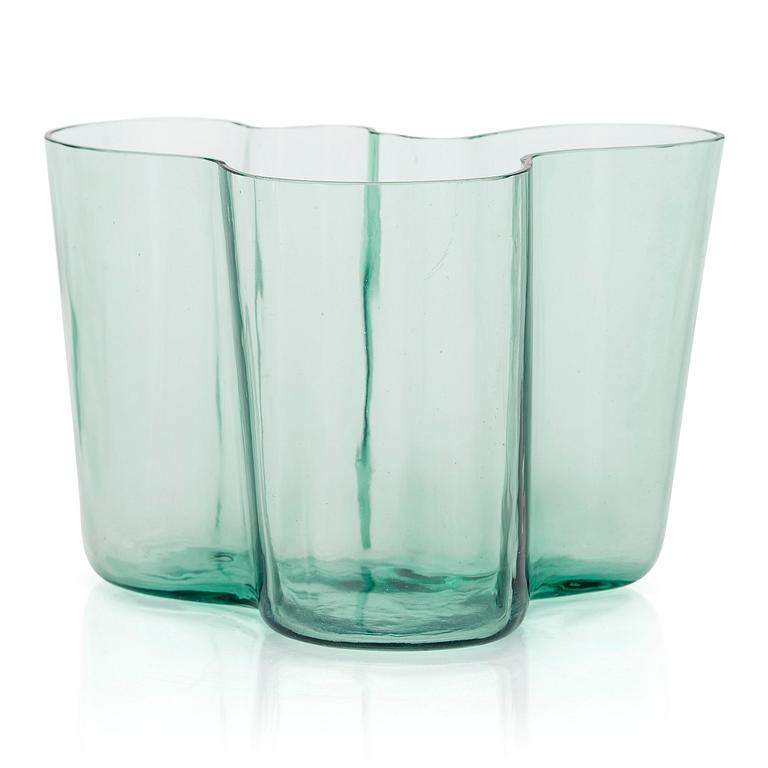 Alvar Aalto, A '9750' vase Karhula Glassworks in production 1937-1949.
