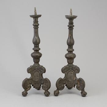 LJUSSTAKAR, ett par, tenn, daterade 1684.