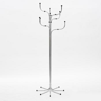 Sidse Werner, tamburmajor, "Coat Tree", Fritz Hansen, Danmark.