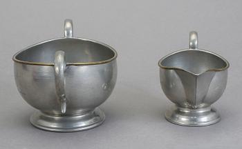 MJÖLKKANNA samt SOCKERSKÅL, två delar, tenn, Svenskt Tenn, 1900-talets första hälft / mitt.