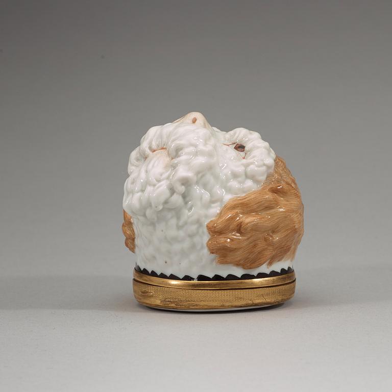 TOBAKSDOSA, porslin. Kungl. Dansk, omkring 1793.