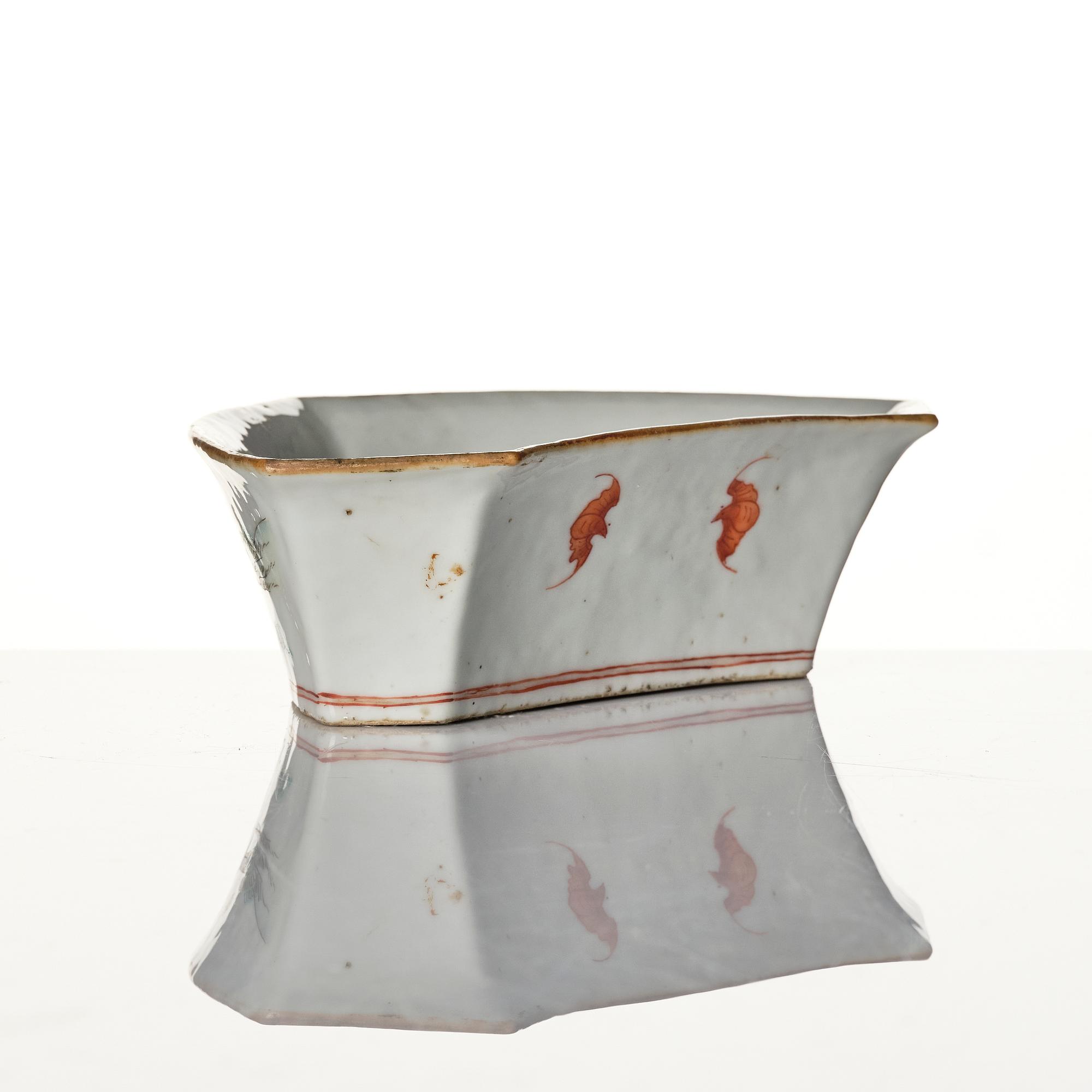 A Chinese famlle rose porcelain bowl, late Qing dynasty.
