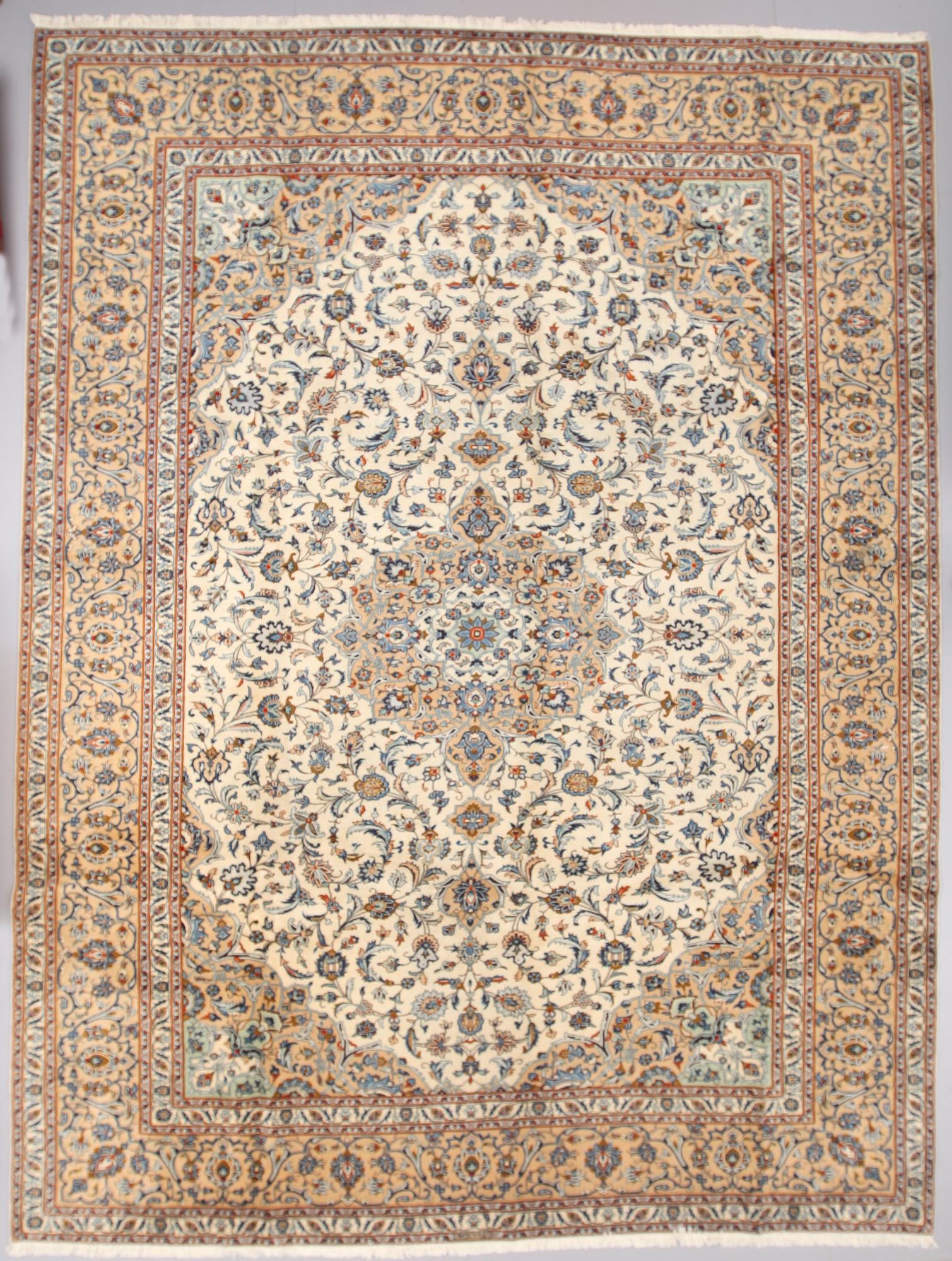 MATTA, Keshan, old, 388 x 300 cm.