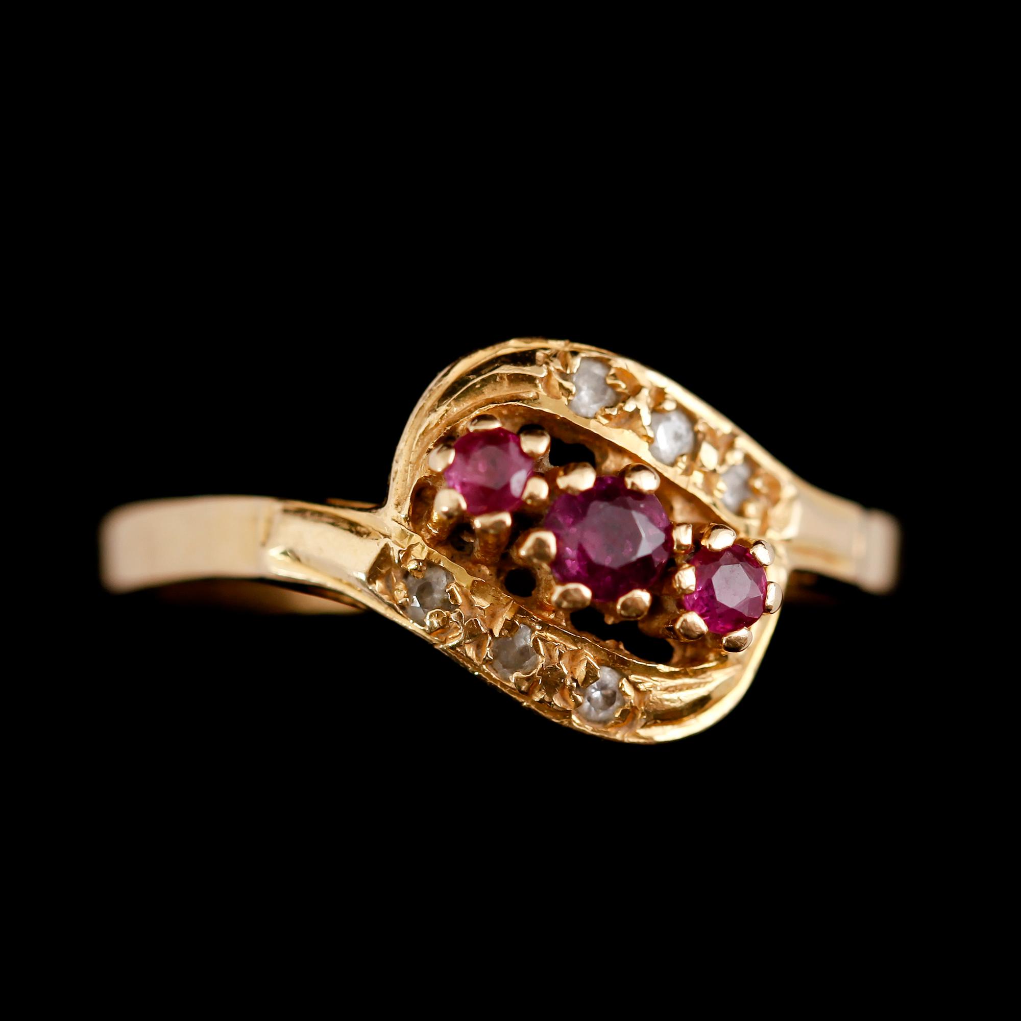 RINGAR, 2 st, 18 k guld, 1945/1994. Total vikt ca 6 gram.