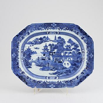 A Chinese blue and white porcelain dish Qing dynasty, Qianlong (1736-1795).