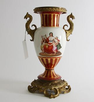 PRAKTVAS, porslin, omkring 1900.