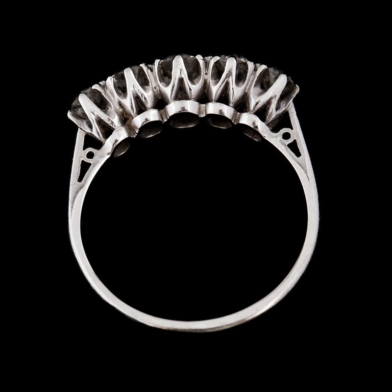RING, platina med 5 äldre briljantslipade diamanter, utländska stämplar. Vikt 3,3 g.