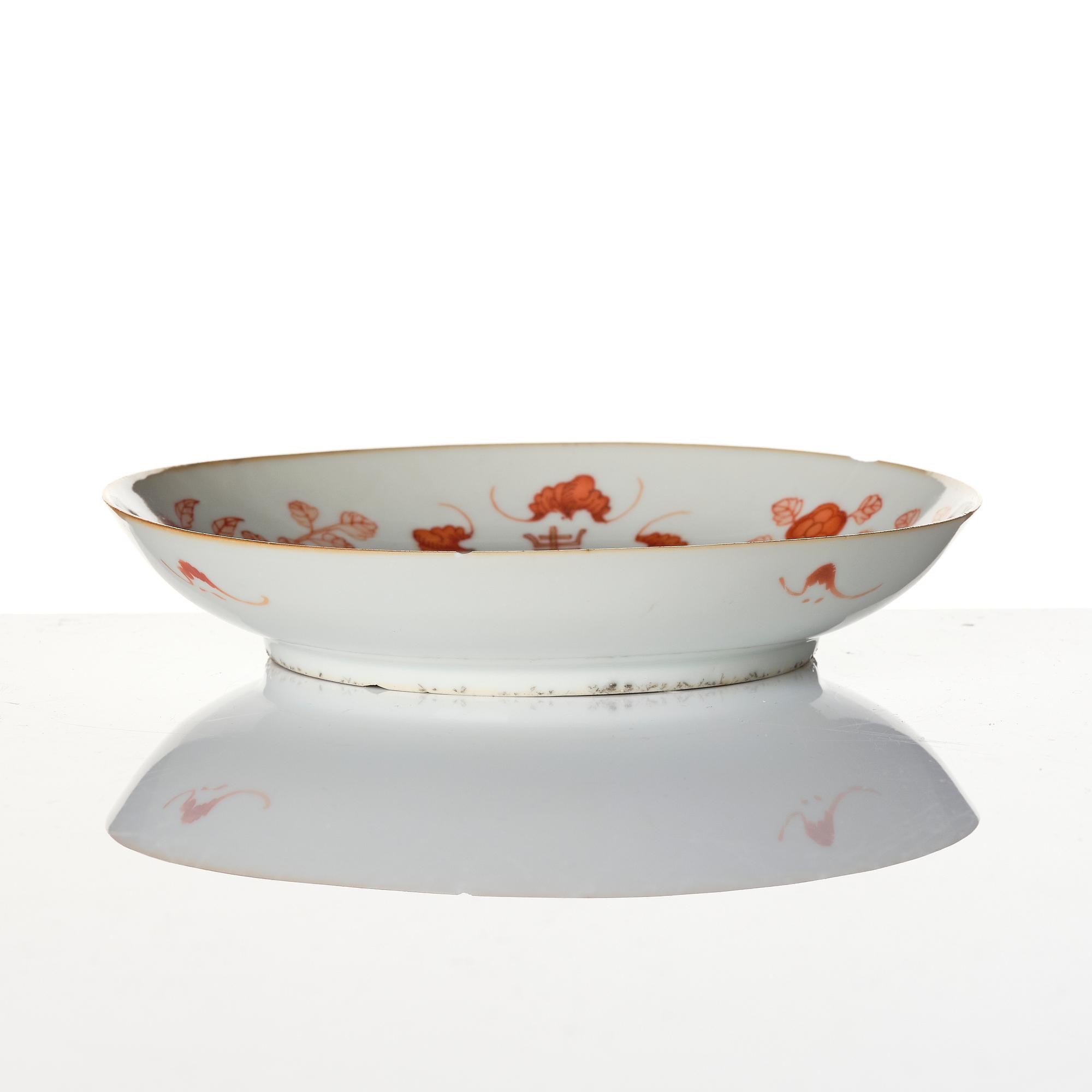 A Chinese porcelain dish and a spoon, late Qing dynasty / around 1900.