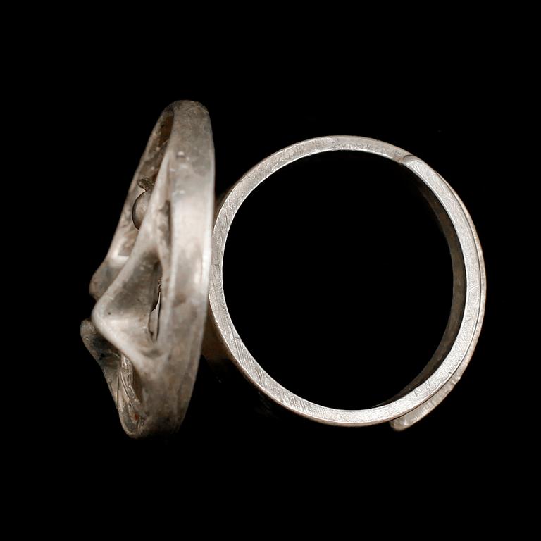 HÄNGE MED KEDJA SAMT RING,  silver, Finland, 1970-tal. Vikt ca 40 g.